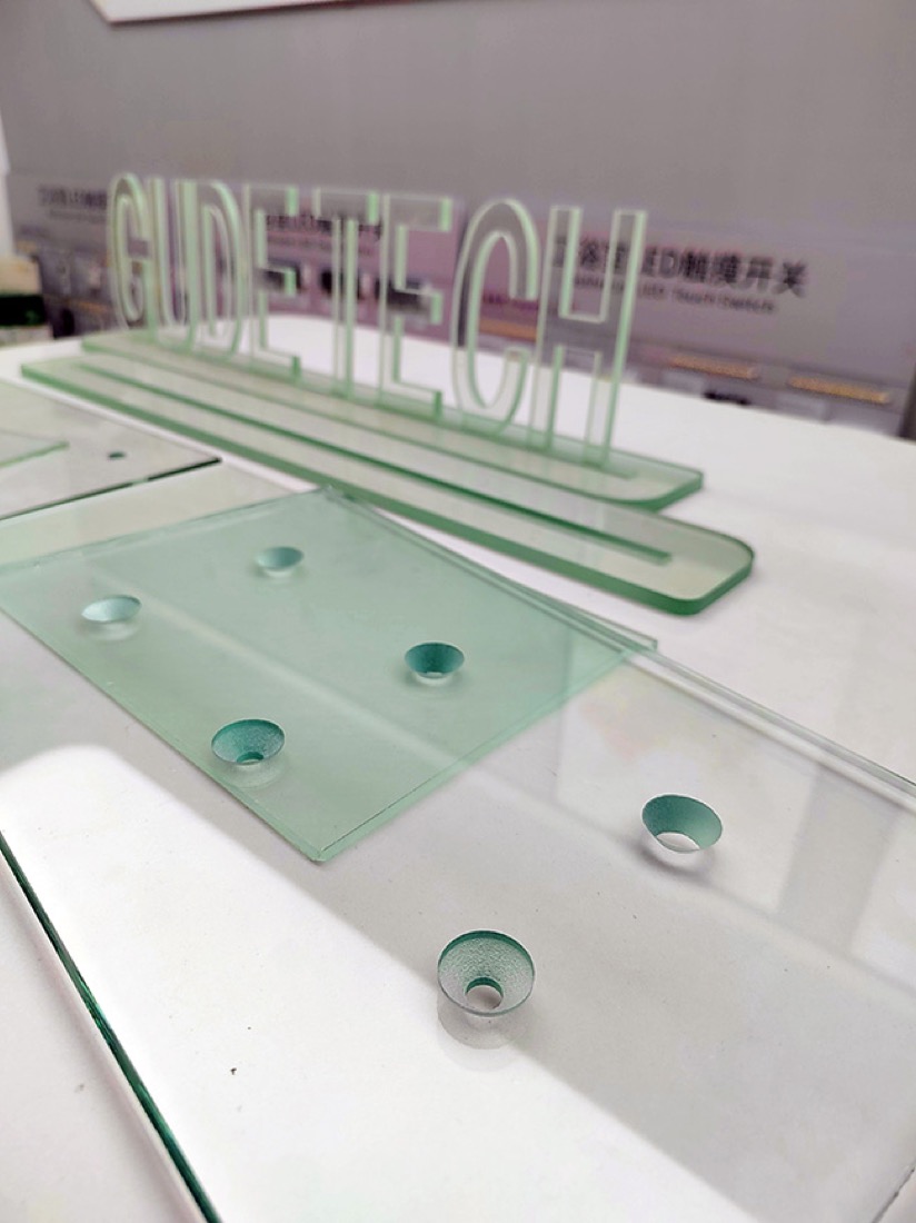 Chi tiết được sản xuất trên máy Glass Lasers