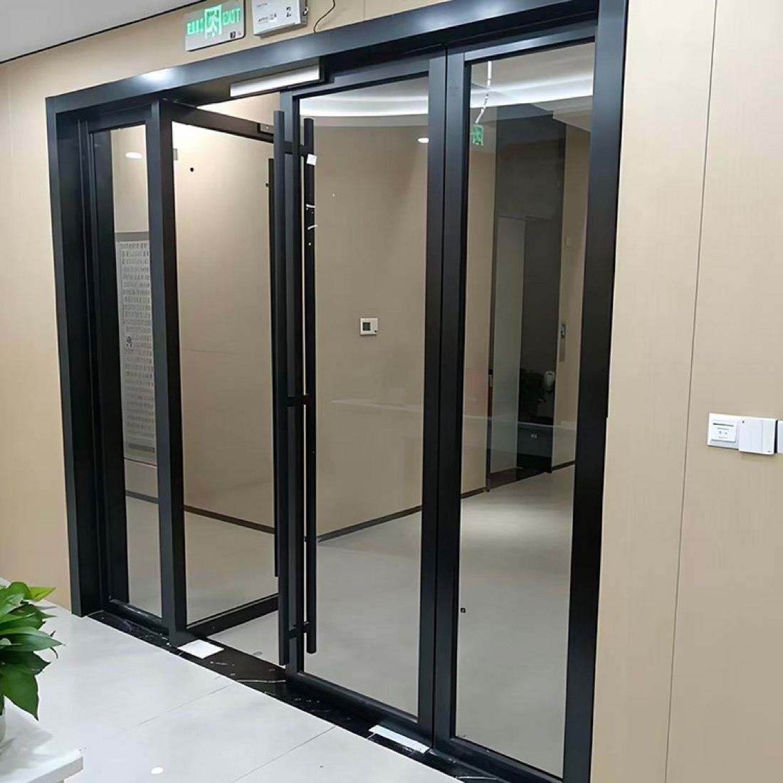 Mẫu kính gia công laser được sản xuất trên máy Glass Lasers