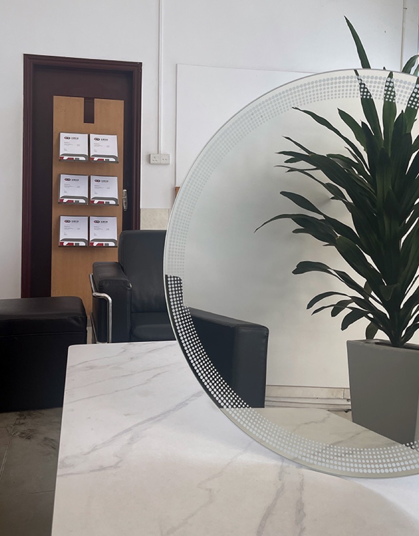 Mẫu kính gia công laser được sản xuất trên máy Glass Lasers